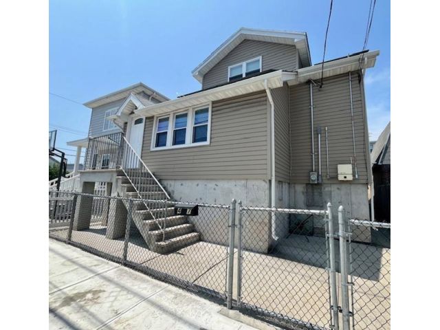  5 BR,  2.00 BTH &nbsp;Single family style home in Gerritsen Beach