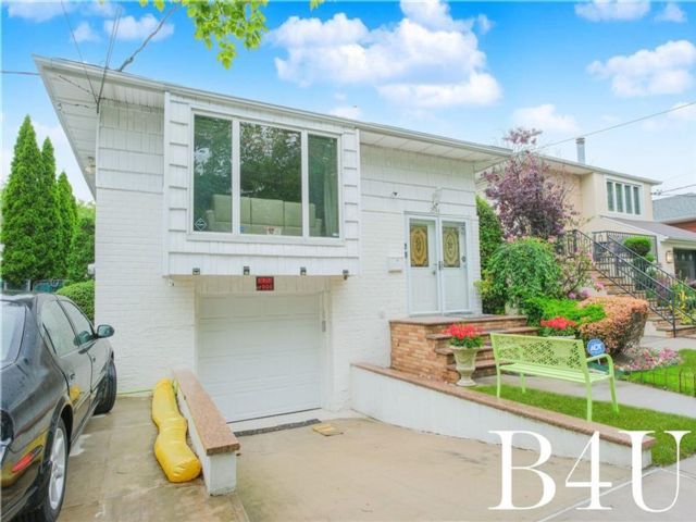  4 BR,  3.00 BTH &nbsp;Multi-family style home in Mill Basin