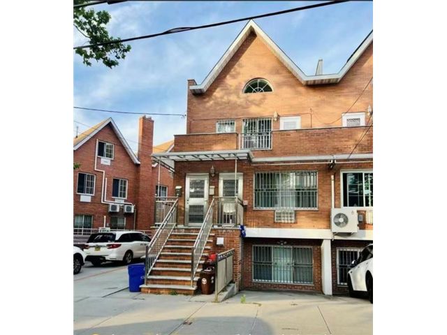  5 BR,  0.00 BTH &nbsp;Multi-family style home in Fresh Meadows