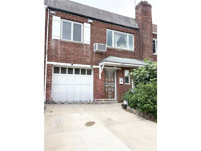  3 BR,  2.00 BTH &nbsp;Single family style home in Fresh Meadows