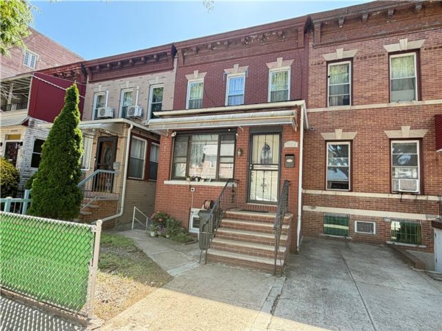  3 BR,  4.00 BTH &nbsp;Single family style home in Bensonhurst