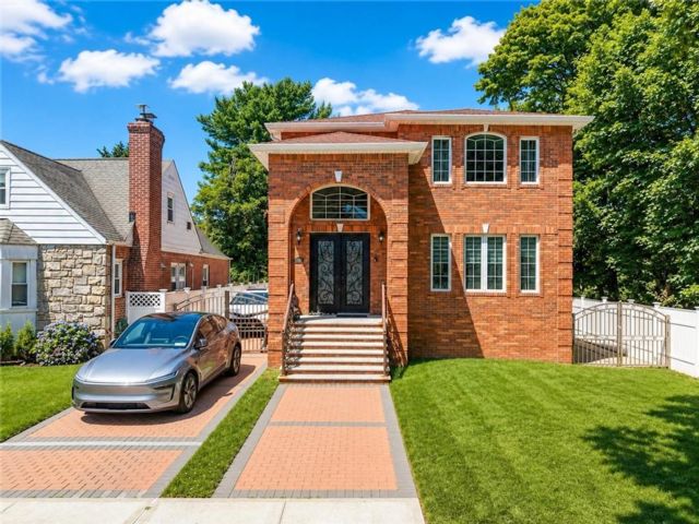  4 BR,  4.00 BTH &nbsp;Single family style home in Bayside