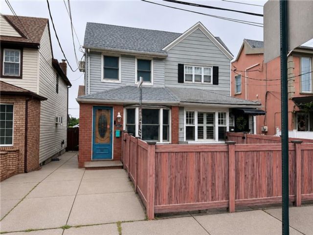  3 BR,  2.00 BTH &nbsp;Single family style home in Marine Park