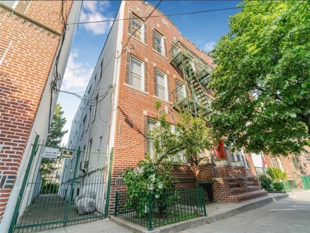 11 BR,  0.00 BTH &nbsp;Multi-family style home in Sunset Park
