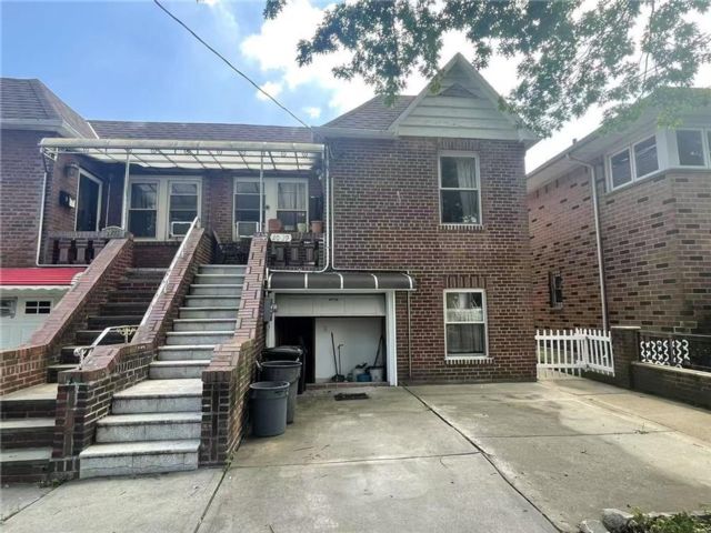  6 BR,  0.00 BTH &nbsp;Multi-family style home in Flushing