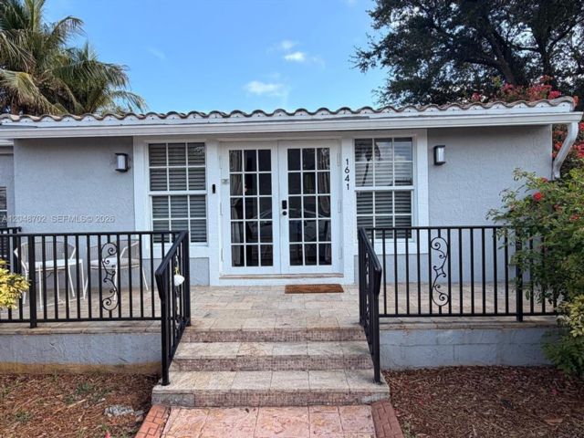 3 BR,  2.50 BTH &nbsp; style home in Hollywood