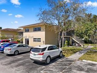  2 BR,  2.00 BTH &nbsp;Condo style home in Miami