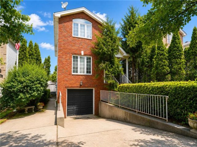  4 BR,  4.00 BTH &nbsp;Multi-family style home in Tottenville
