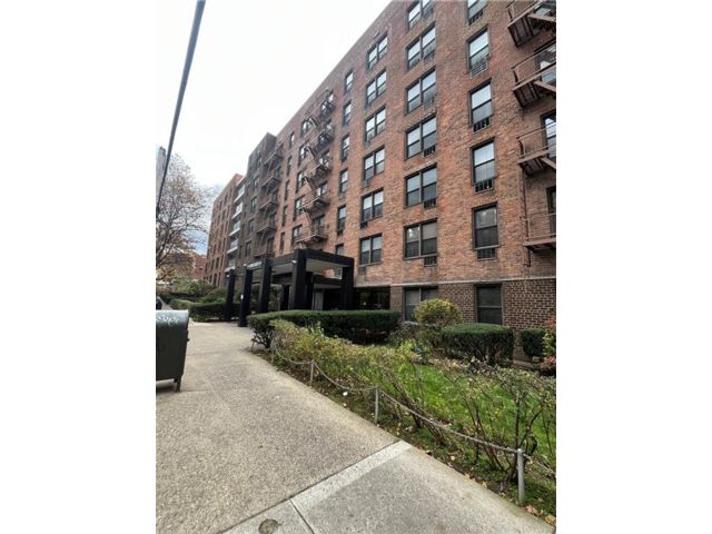  2 BR,  1.00 BTH &nbsp;Condominium style home in Jackson Heights
