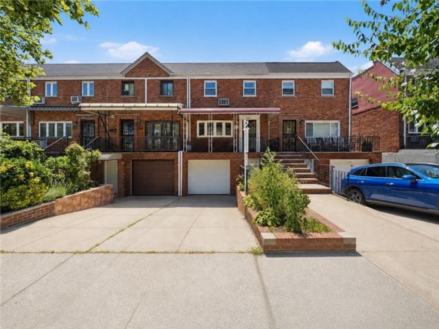  3 BR,  2.00 BTH &nbsp;Single family style home in Mill Basin
