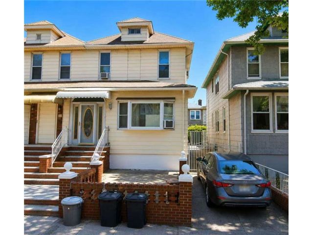  4 BR,  3.00 BTH &nbsp;Multi-family style home in Gravesend