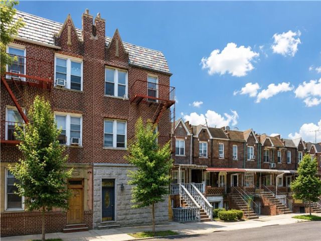  2 BR,  1.00 BTH &nbsp;Condominium style home in Bay Ridge