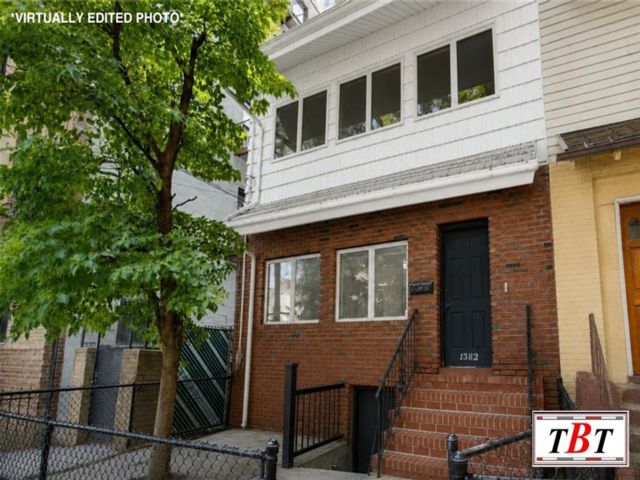  5 BR,  4.00 BTH &nbsp;Multi-family style home in Midwood