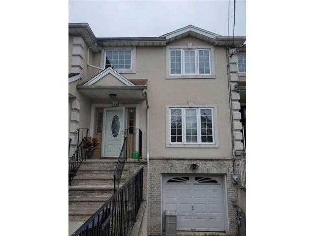  3 BR,  3.00 BTH &nbsp;Single family style home in Arrochar