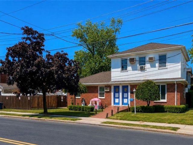  6 BR,  3.00 BTH &nbsp;Multi-family style home in Bergen Beach