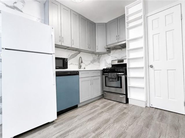  2 BR,  1.00 BTH &nbsp;Co-op style home in Dumbo