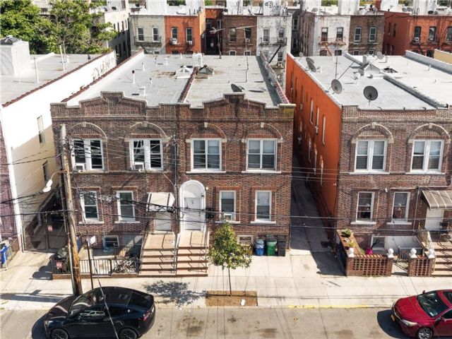  7 BR,  0.00 BTH &nbsp;Multi-family style home in Brighton Beach