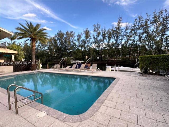  3 BR,  2.00 BTH &nbsp;Townhouse style home in North Miami Beach