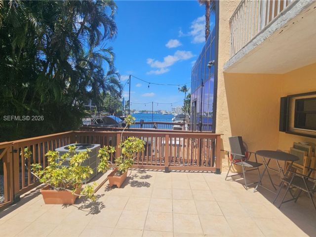  3 BR,  2.50 BTH &nbsp;Townhouse style home in North Miami Beach