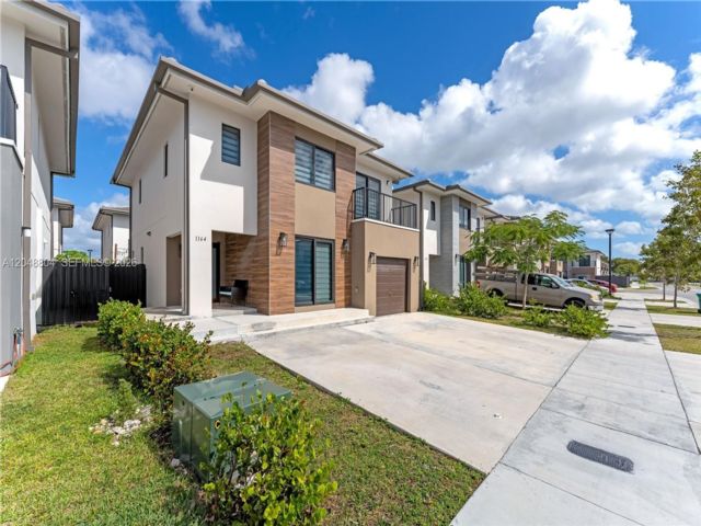  5 BR,  4.50 BTH &nbsp; style home in Florida City