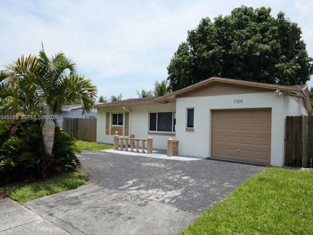  3 BR,  3.00 BTH &nbsp; style home in Hollywood