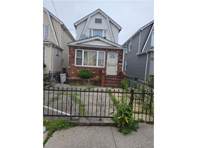  3 BR,  2.00 BTH &nbsp;Single family style home in Old Mill Basin