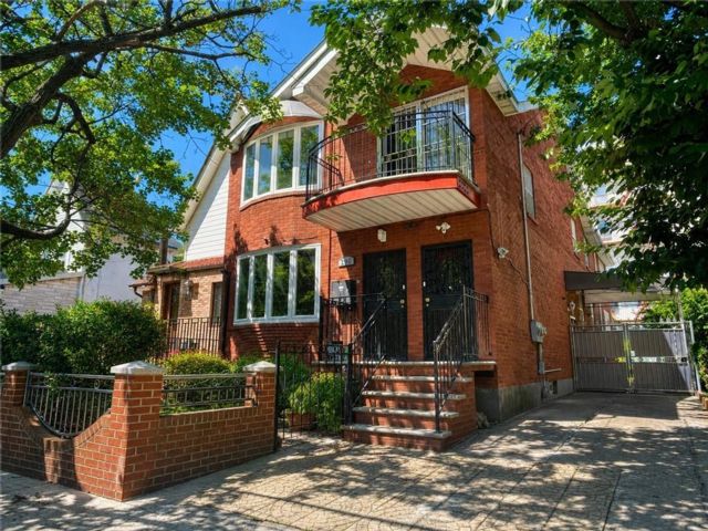  6 BR,  4.00 BTH &nbsp;Multi-family style home in Sheepshead Bay