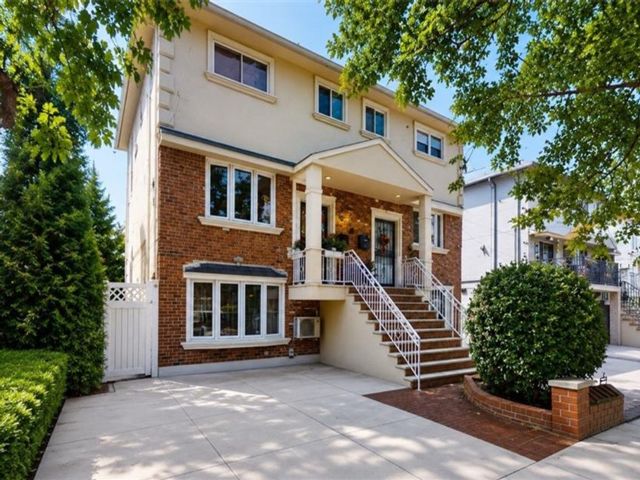  3 BR,  2.50 BTH &nbsp;Single family style home in Bergen Beach