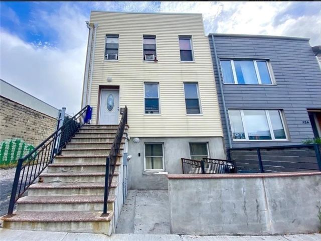  5 BR,  0.00 BTH &nbsp;Multi-family style home in Greenpoint