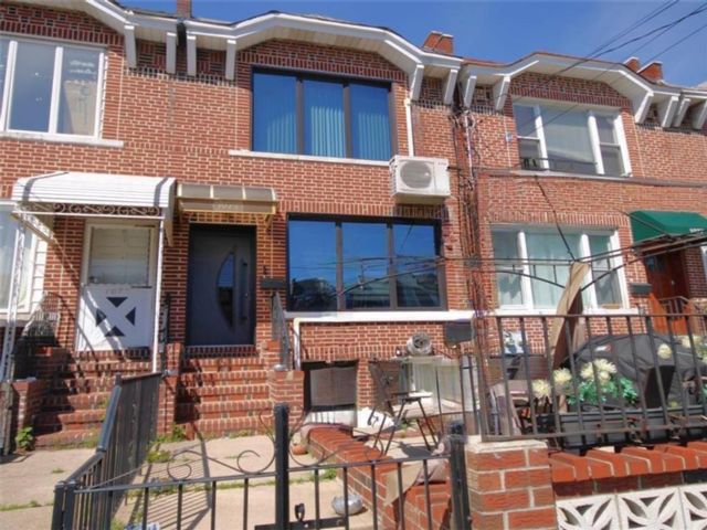  3 BR,  4.00 BTH &nbsp;Single family style home in Dyker Heights
