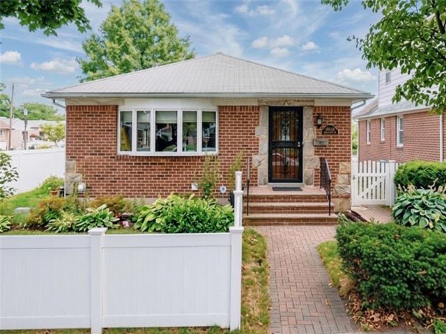  3 BR,  2.00 BTH &nbsp;Single family style home in Floral Park