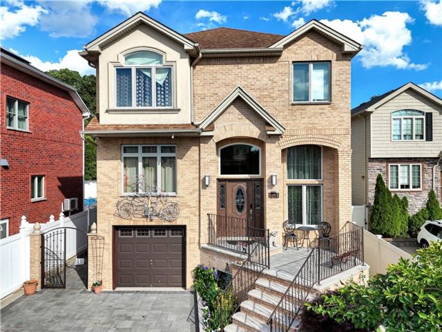  5 BR,  4.00 BTH &nbsp;Multi-family style home in New Springville