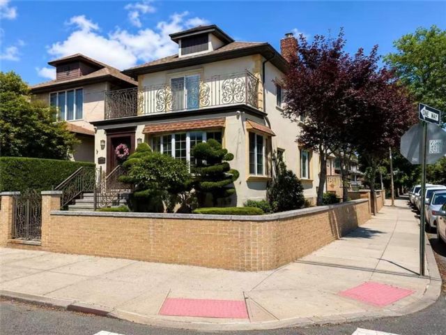 3 BR,  3.00 BTH &nbsp;Single family style home in Dyker Heights