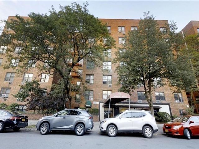  3 BR,  2.00 BTH &nbsp;Co-op style home in Midwood