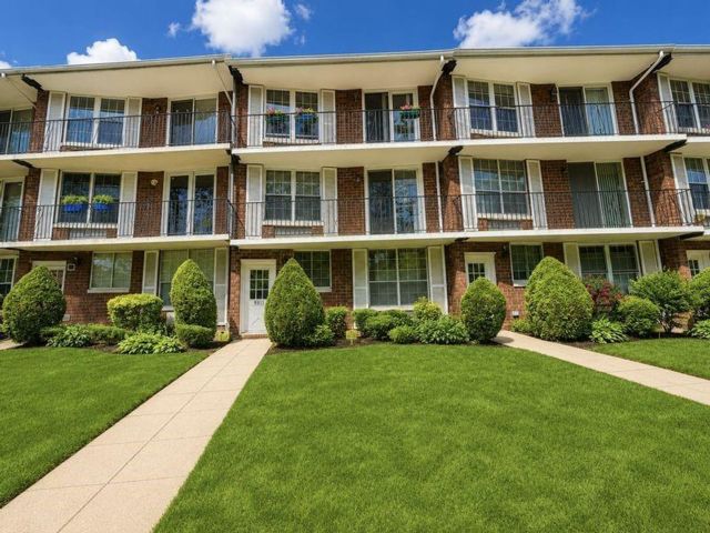 2 BR,  2.00 BTH &nbsp;Co-op style home in Bay Ridge