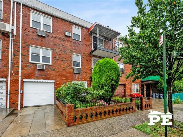  8 BR,  6.00 BTH &nbsp;Multi-family style home in Bensonhurst