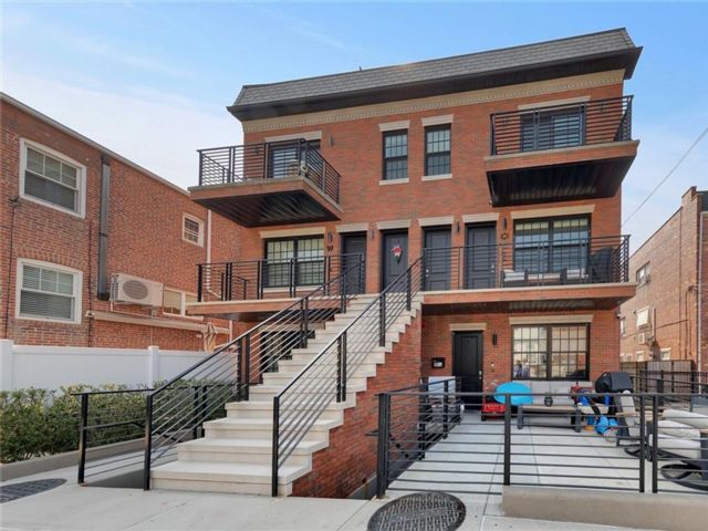  3 BR,  2.00 BTH &nbsp;Condominium style home in Bay Ridge
