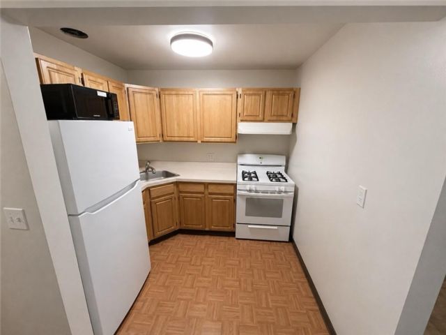  2 BR,  1.00 BTH &nbsp;Multi-family style home in Crown Heights