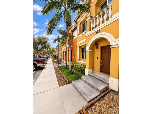  2 BR,  2.50 BTH &nbsp;Townhouse style home in Miramar