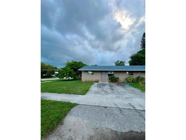  3 BR,  2.00 BTH &nbsp;Townhouse style home in Hollywood