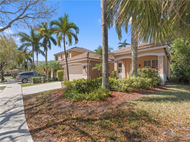  4 BR,  2.50 BTH &nbsp; style home in Weston