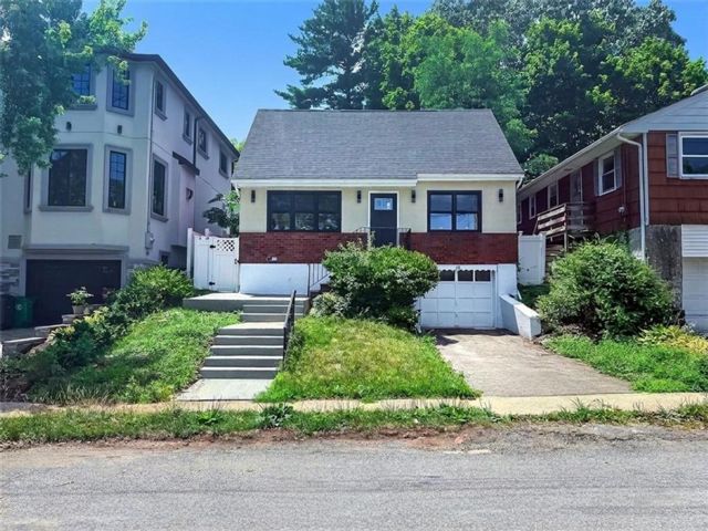  4 BR,  2.00 BTH &nbsp;Single family style home in Dongan Hills-colony