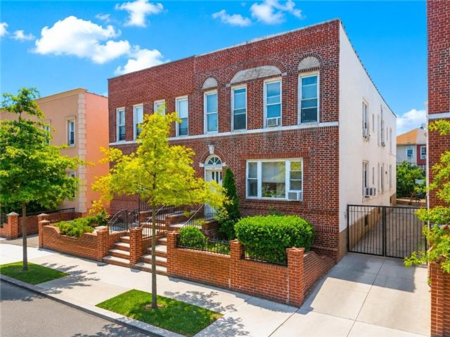  7 BR,  5.00 BTH &nbsp;Multi-family style home in Bensonhurst