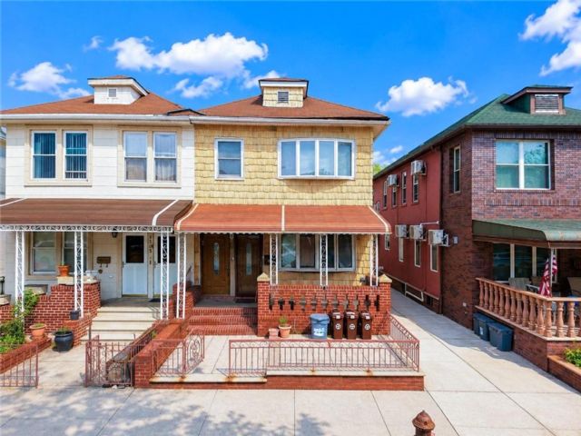  5 BR,  3.00 BTH &nbsp;Multi-family style home in Bensonhurst
