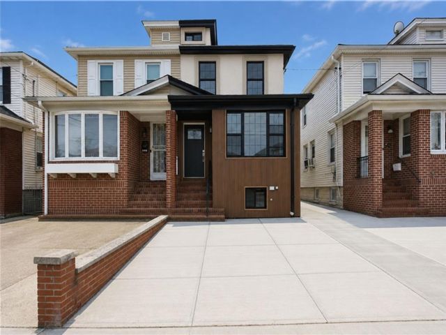  3 BR,  3.00 BTH &nbsp;Single family style home in Mill Basin