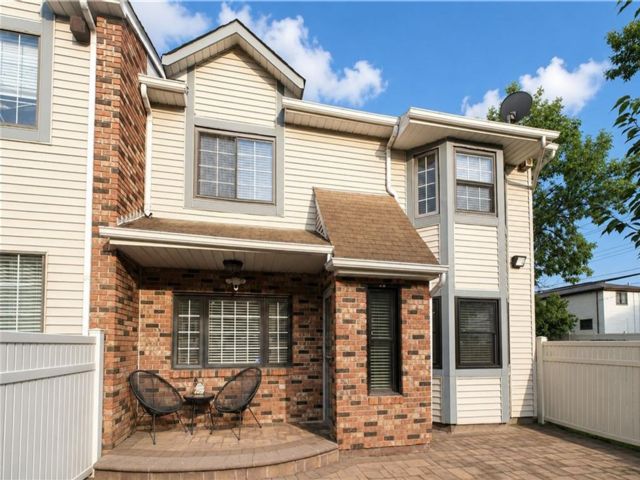  3 BR,  2.00 BTH &nbsp;Condominium style home in New Springville