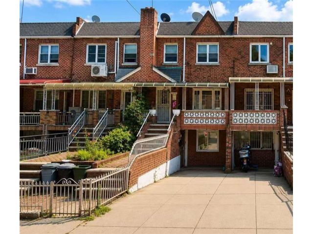  5 BR,  3.00 BTH &nbsp;Multi-family style home in Bensonhurst