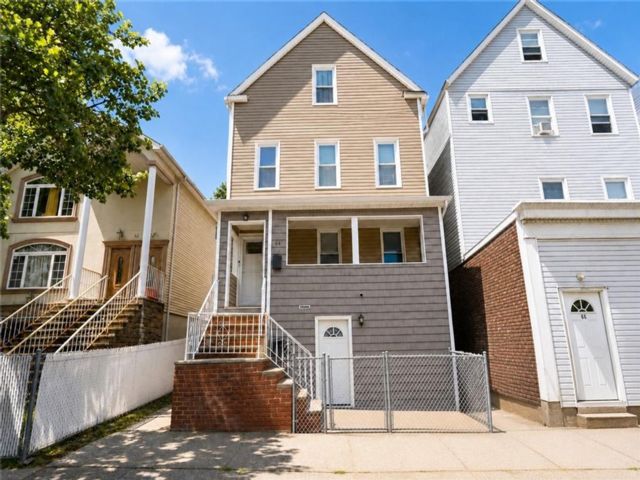  5 BR,  3.00 BTH &nbsp;Single family style home in New Brighton