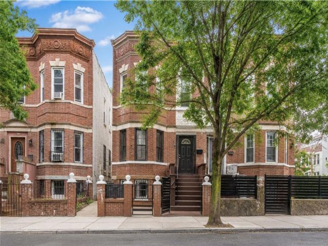  6 BR,  0.00 BTH &nbsp;Multi-family style home in Kensington