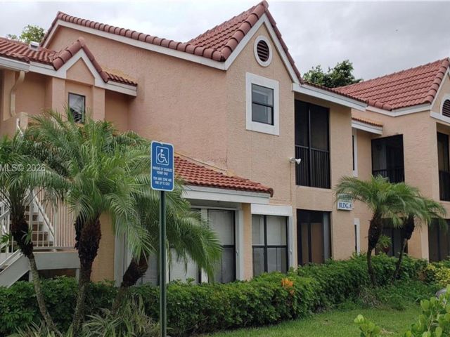  2 BR,  2.00 BTH &nbsp;Condo style home in Miami